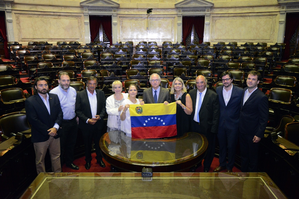 Diputados y Senadores se reunieron con el ex alcalde de Caracas, Antonio Ledezma