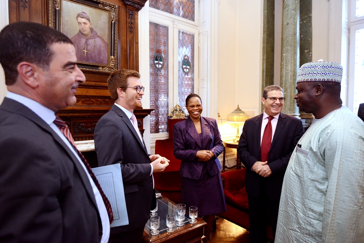 Visita de los Embajadores de los países africanos en nuestro país a la HCDN