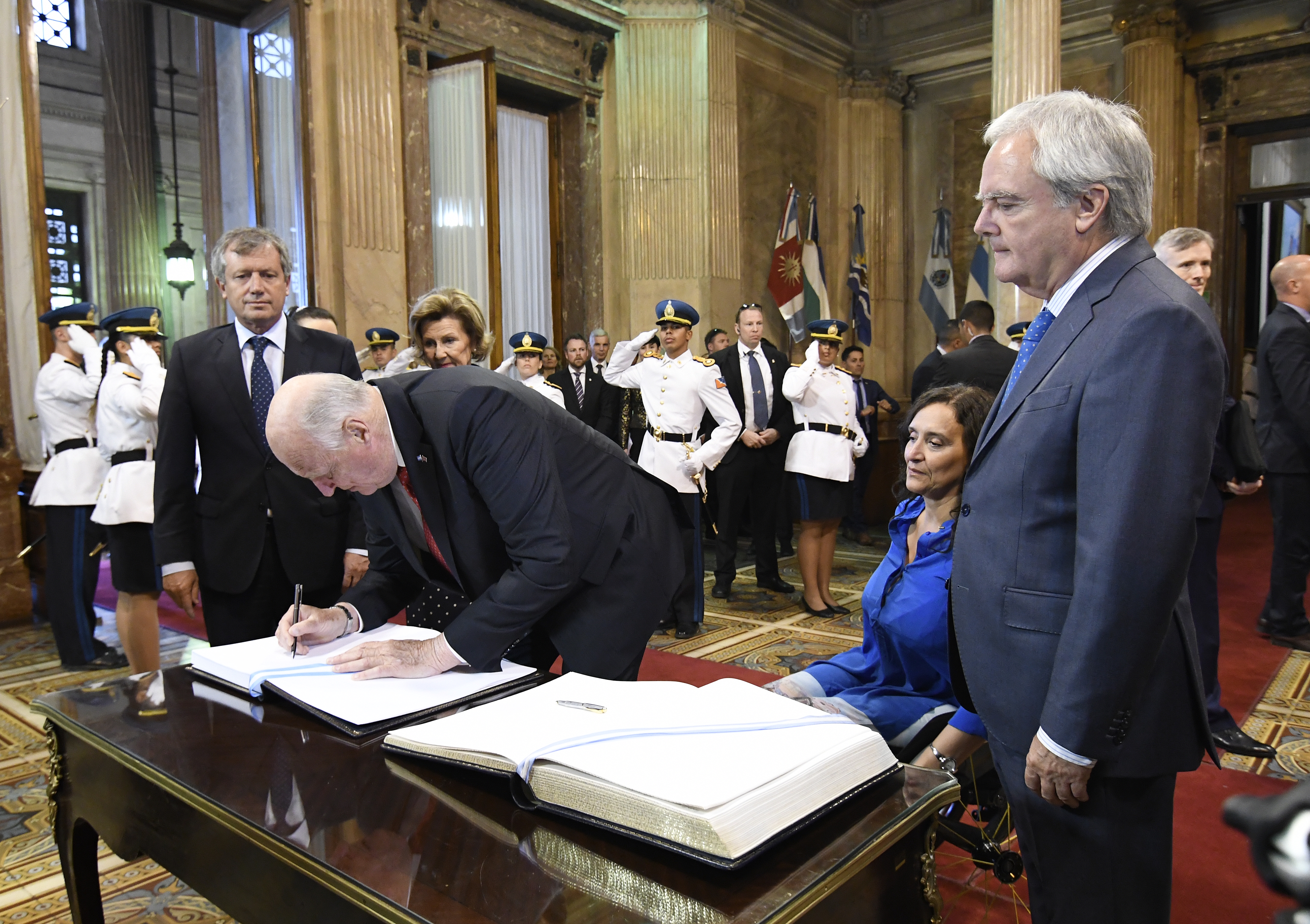 Los Reyes de Noruega visitaron el Congreso y fueron recibidos por Michetti y Monzó