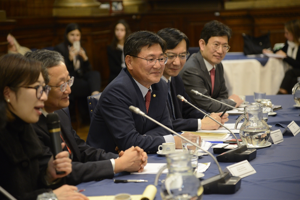 Visita de una delegación del parlamento surcoreano