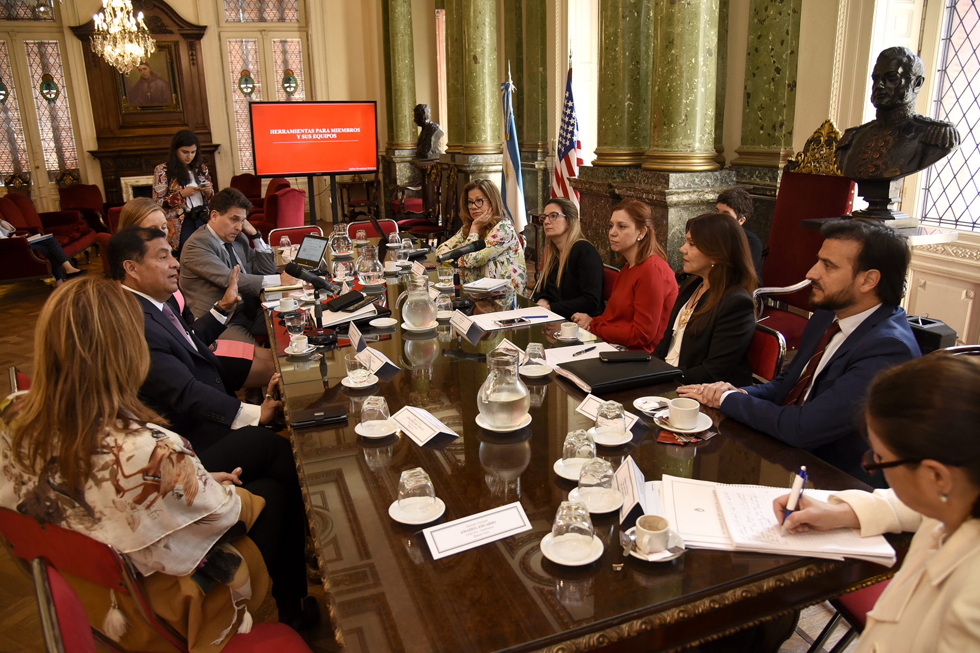 El Grupo Parlamentario de Amistad con los Estados Unidos recibió la visita de un experto en gestión parlamentaria de dicho país