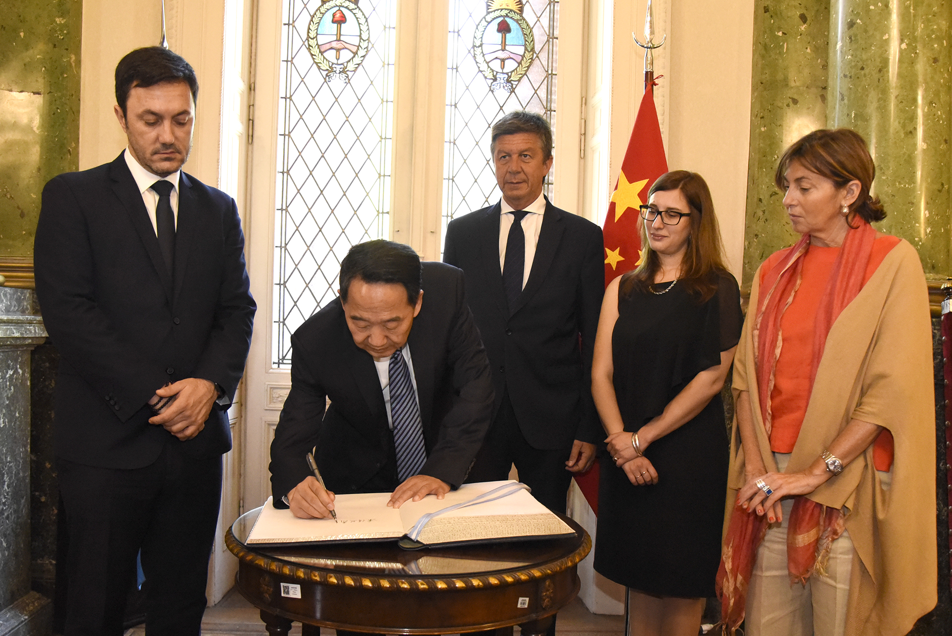 Se presentaron dos libros del Presidente de la República Popular China, Xi Jinping, traducidos al español