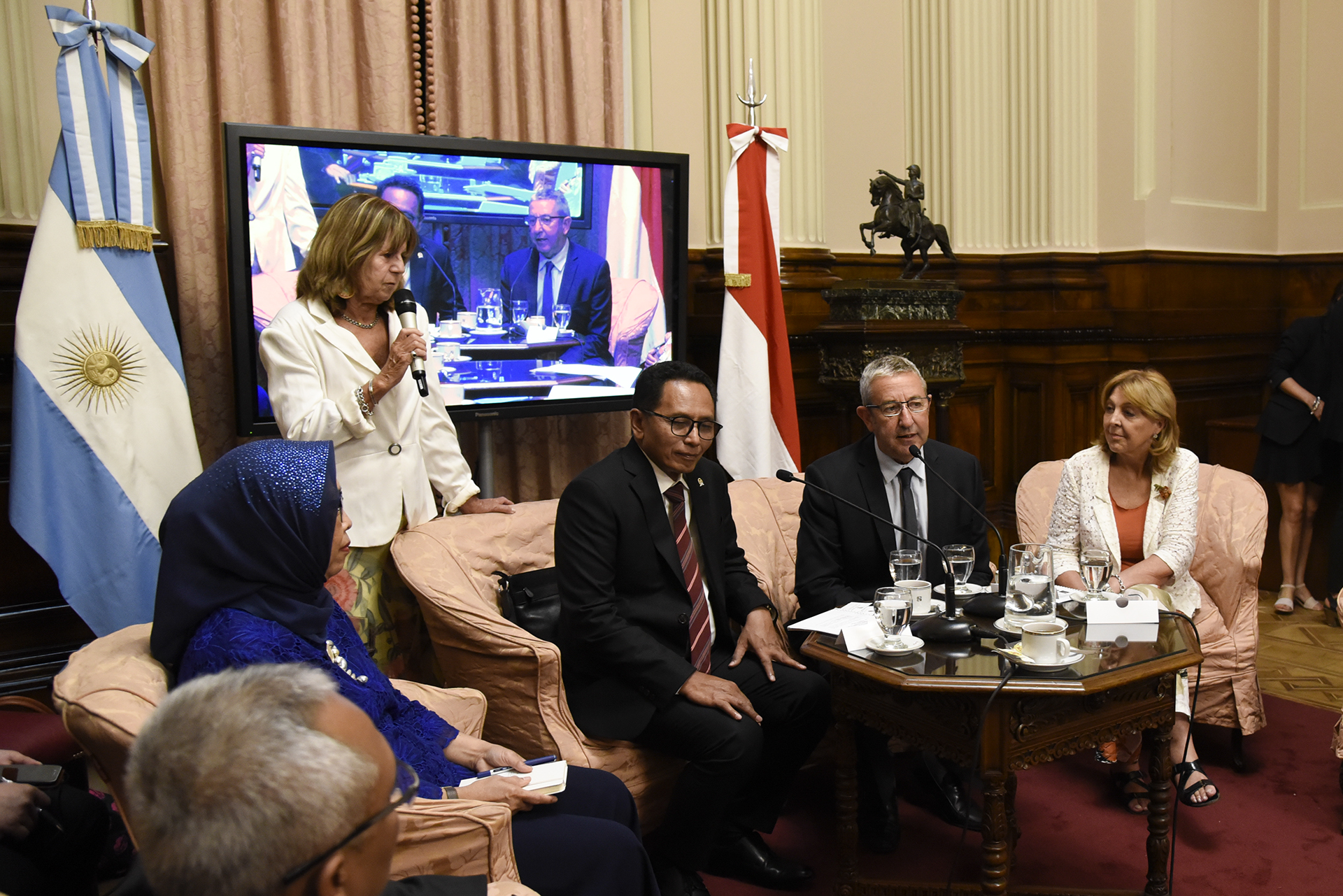 Con eje en el cambio climático, una delegación indonesia visitó el congreso