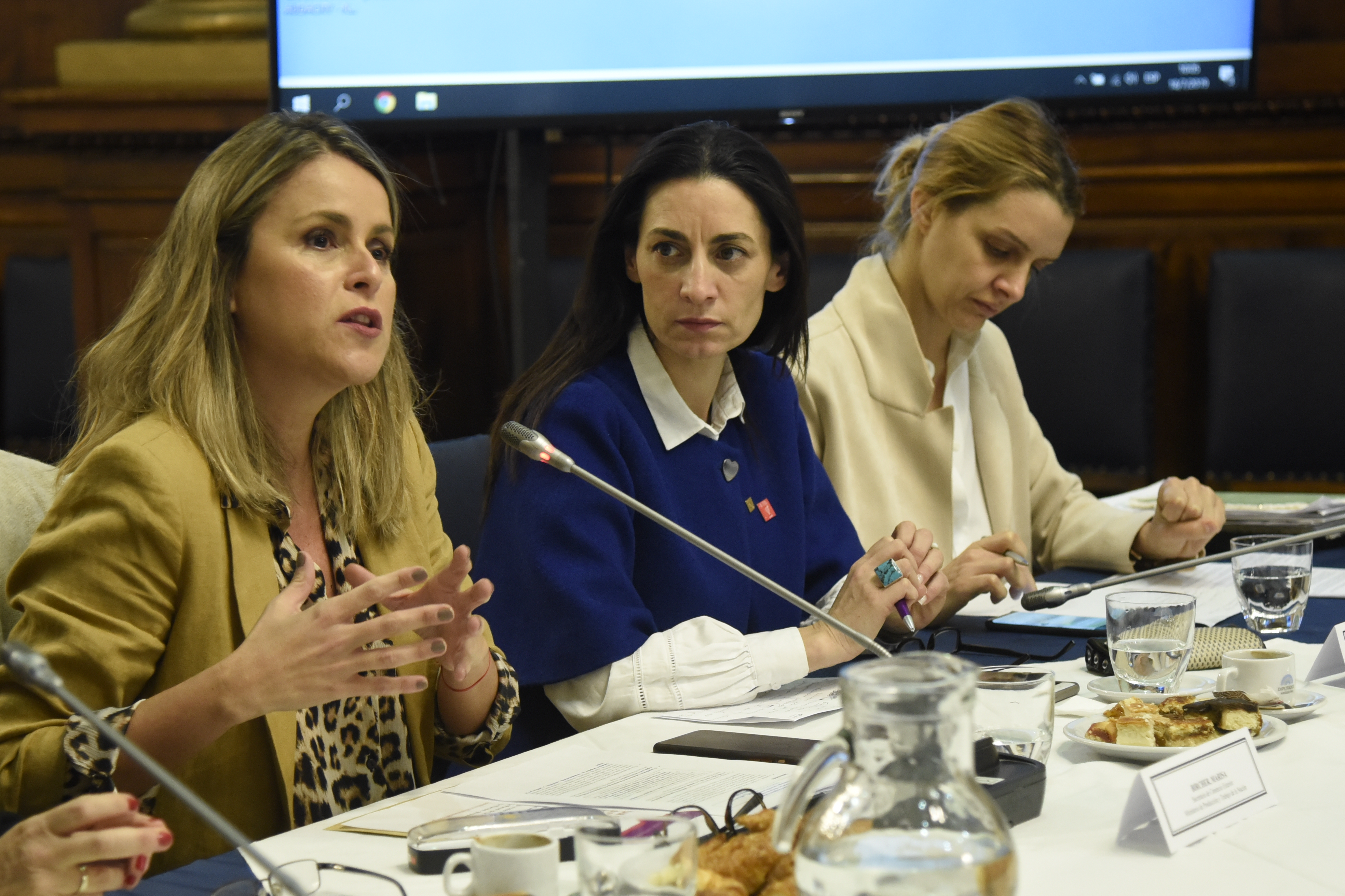 Desayuno de trabajo entre mujeres en roles de liderazgo